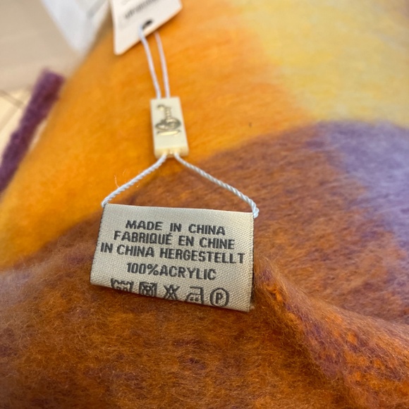 Beautiful, warm, fuzzy scarf with fringes - Picture 7 of 8